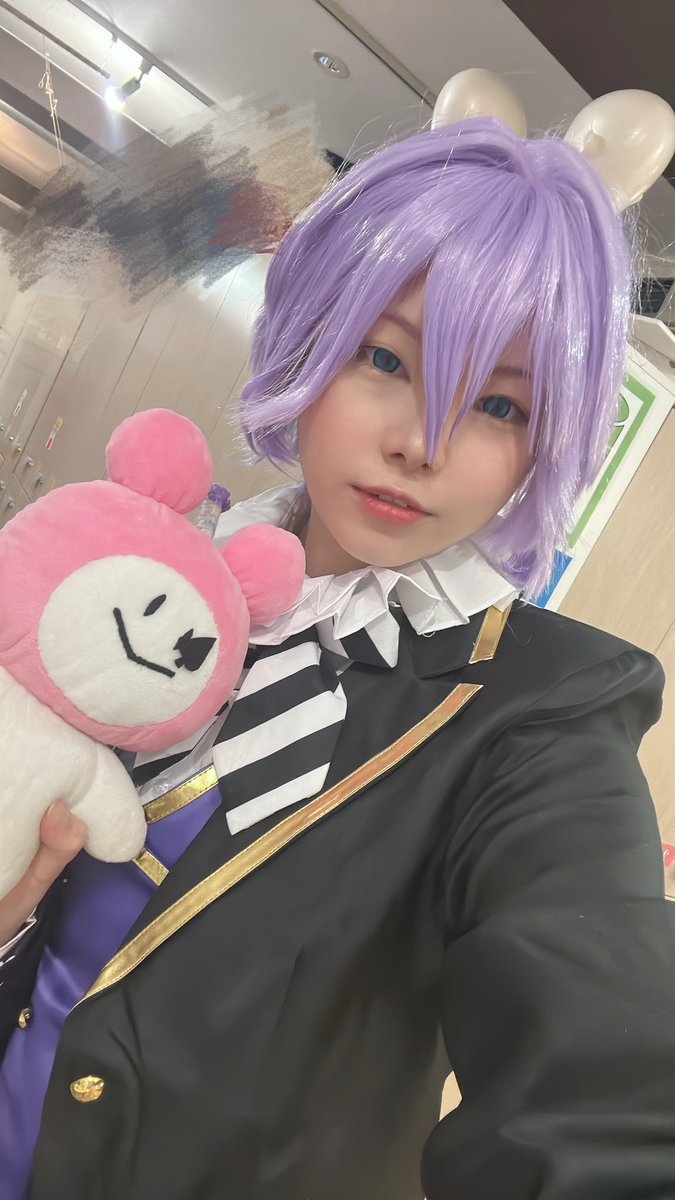 おそくほー✨
今日は制服エペルくんで参加してました〜😆少し早めに解散しちゃったけどめちゃくちゃ楽しかった〜🙌

よしだとツーショット撮ったら背景がウサ耳みたいになったよ(ウサ耳はマネキンです😂)

#鏡が導く魔法士オンリーオフ会
#よしだへ