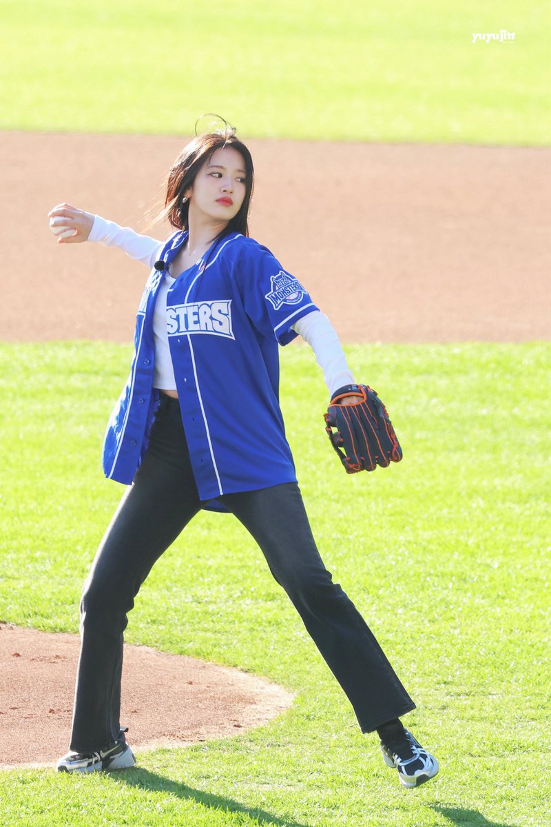 yuyujin230901's tweet photo. 241117 
Jamsil Baseball Stadium
 #안유진 #ユジン
#ANYUJIN #아이브 #IVE #YUJIN https://t.co/LHidkKD6mY