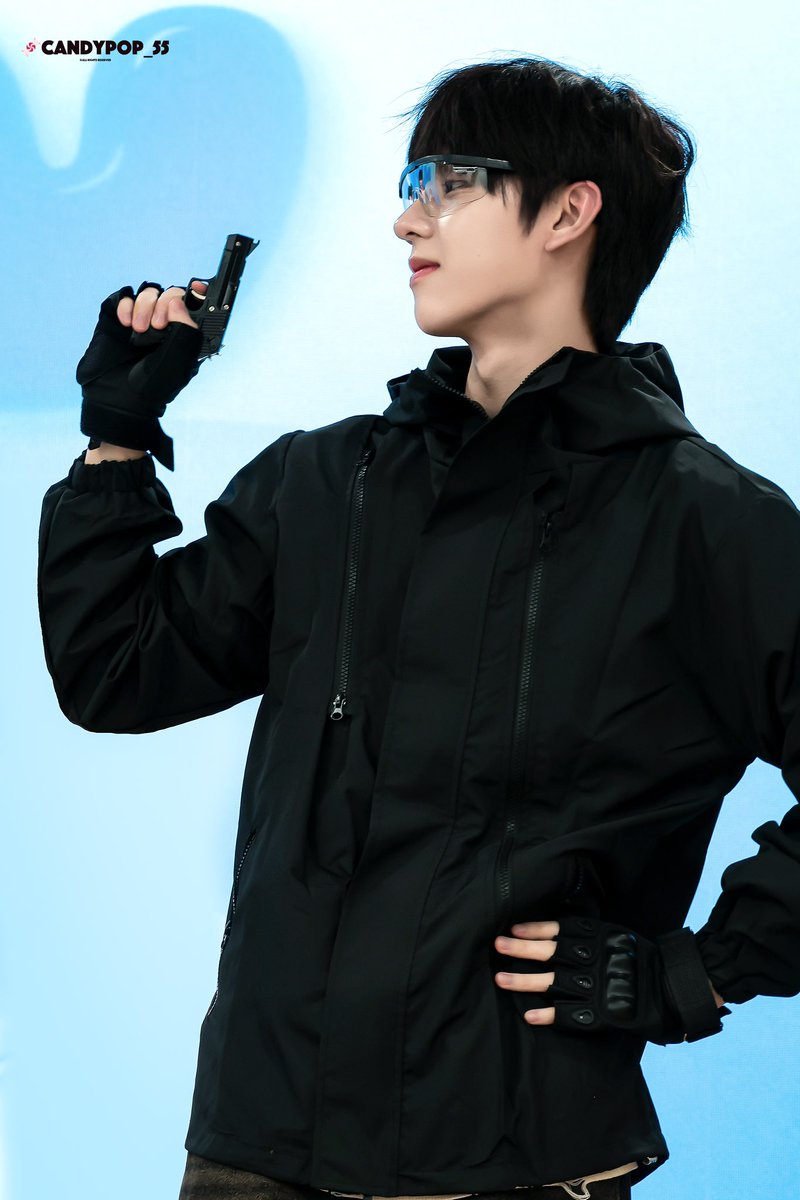 241109 DRY 상하이 팬싸

사격복 + 총 + 완벽한 비주얼 = 오늘 유니는 치명적인 히어로💥🔫 
#완벽남신

#김동윤 #KIMDONGYUN 
#드리핀 #DRIPPIN