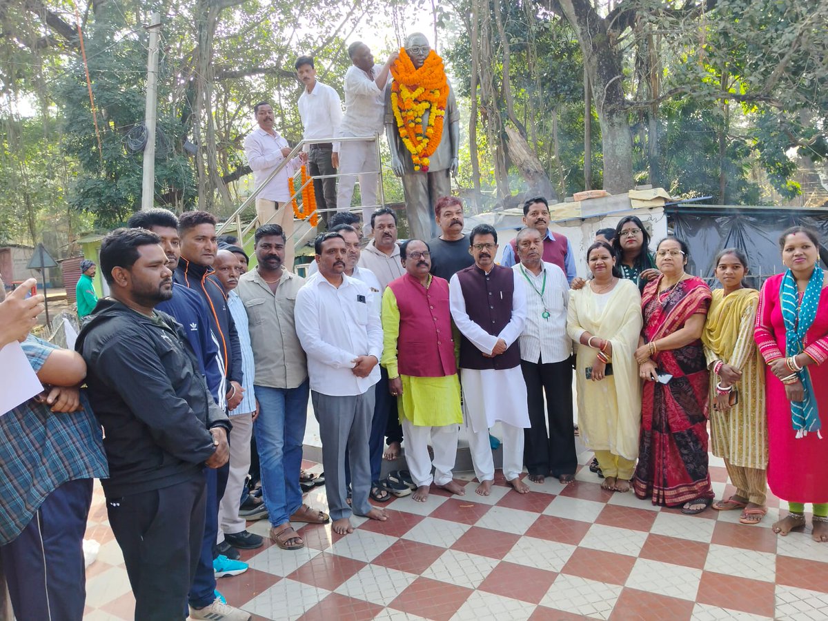 doup_2004's tweet photo. ଜ୍ୟୋତିଷ୍ମାନ ହରିଶ୍ଚନ୍ଦ୍ର ବକ୍ସିପାତ୍ରଙ୍କ ୯୧ ତମ ଜନ୍ମଜୟନ୍ତୀ ପାଳନ। କୋରାପୁଟ ଠାରେ ସ୍ଥାପିତ ପ୍ରତିମୂର୍ତ୍ତୀରେ ପୁଷ୍ପମାଲ୍ୟ ଅର୍ପଣ। ବିଭିନ୍ନ ସଂଗଠନ ସହ ବୁଦ୍ଧିଜୀବୀଙ୍କ ସ୍ମରଣ ଅବସରରେ ଦକ୍ଷିଣ ଓଡ଼ିଶା ଉନ୍ନୟନ ପରିଷଦ ତରଫରୁ ଶ୍ରଦ୍ଧା ସୁମନ। https://t.co/EHo4o8aqUI