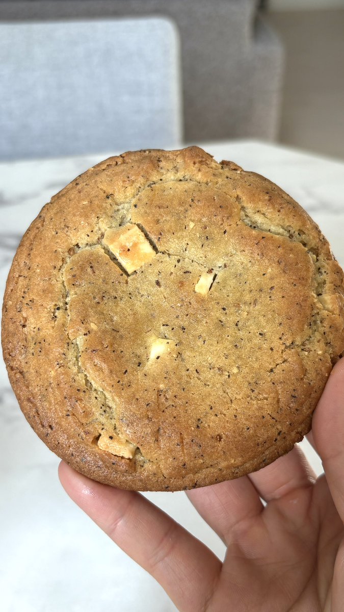 uryo1112's tweet photo. 親愛なるフォロワーへ。
セブンイレブンの店舗限定アールグレイ紅茶クッキーが美味しすぎるので絶対に食べるように。わしより https://t.co/UAMgkalKaF
