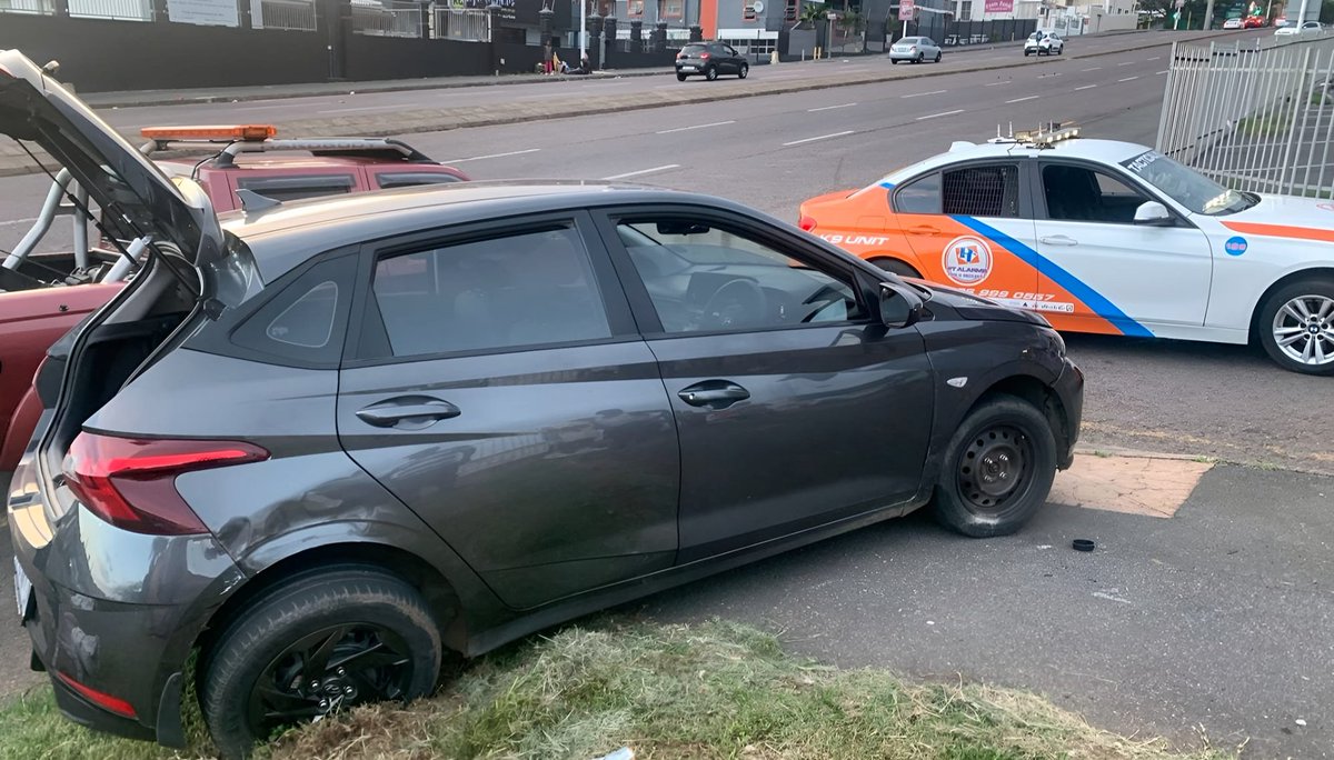 _ArriveAlive's tweet photo. Robbery suspects crash getaway vehicle after high-speed chase in Morningside https://t.co/As75RD4qdH
#ArriveAlive #Robbery #Crash #HighSpeedChase #EnsureSecurity https://t.co/7rxqWxfiXW