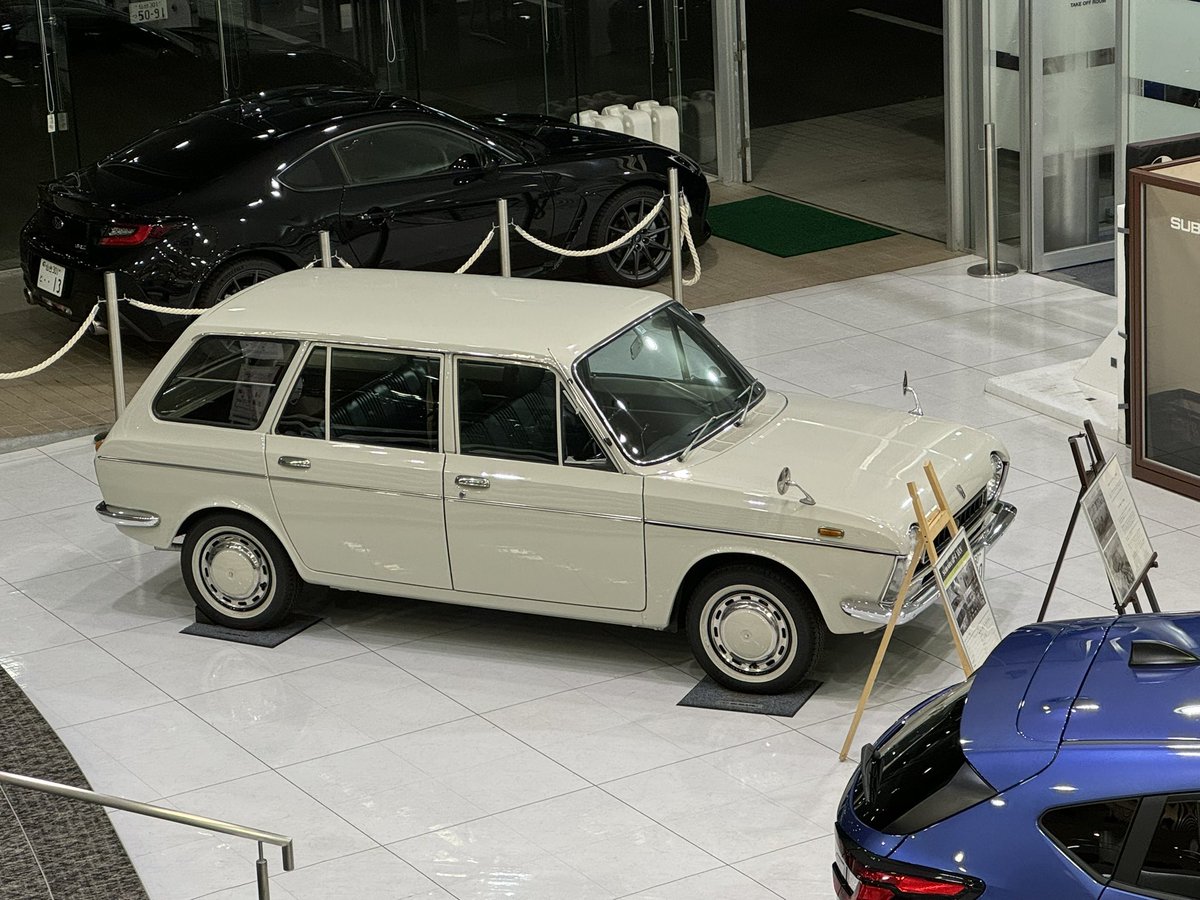 点検とタイヤ交換中。スバルf fが展示されてます。乗ってみたい。