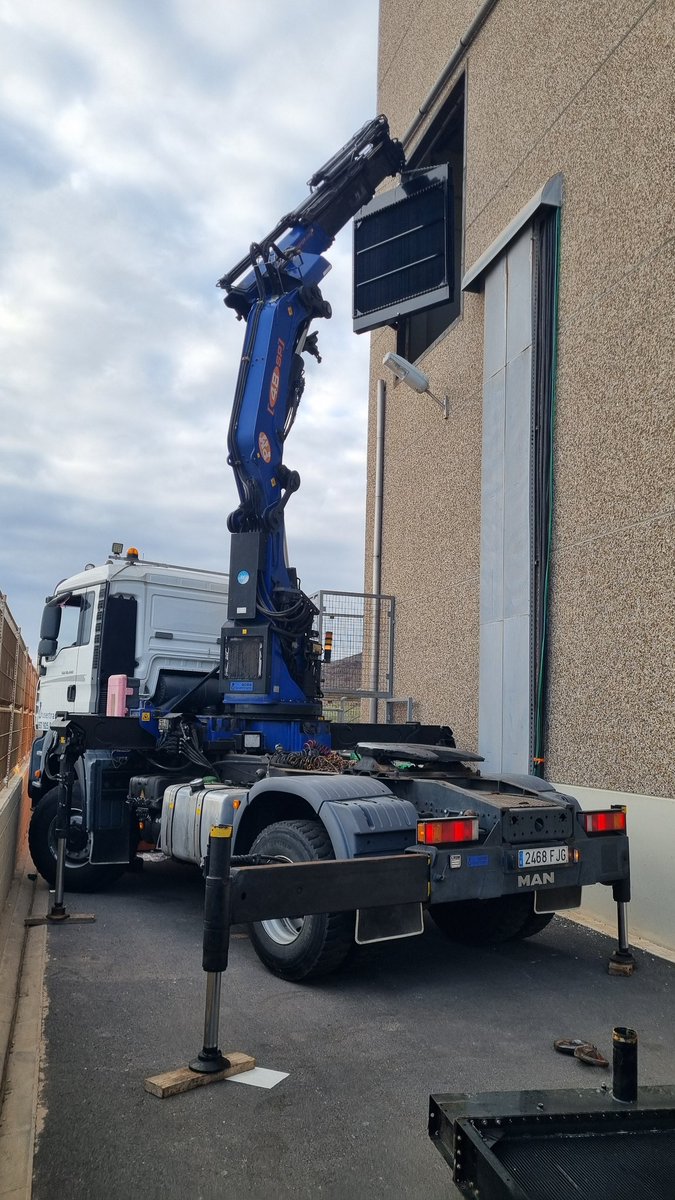 Grusertrans's tweet photo. #montaje en altura de #radiador de 800kg a #grupoelectrogeno con #camiongrua #camion #transportes #trabajoscongrua #transportesnauticos #transportesespeciales #Grusertrans #Tenerife #Canarias https://t.co/rJ2Mtf2KbG