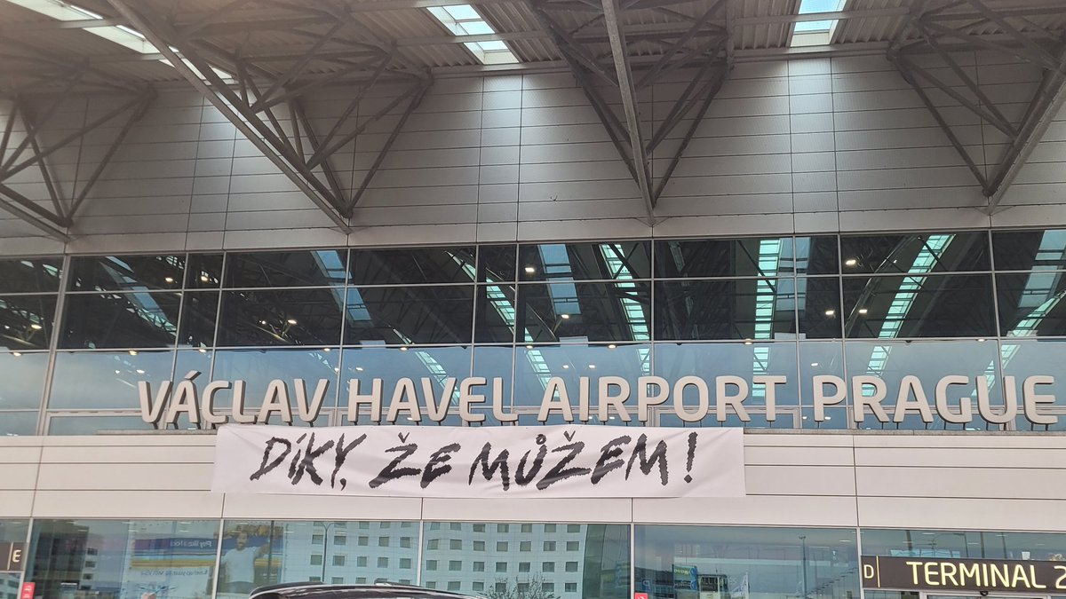 MartinDvok2's tweet photo. Dnes oslava cestovanim. #dikyzemuzem https://t.co/Ny8cEHAH2A