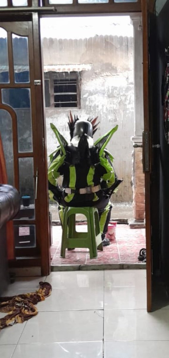 blekpiing's tweet image. KENAPA TIBA-TIBA DEPAN RUMAH GW ADA KAMEN RIDER ANJENGGGGGGF