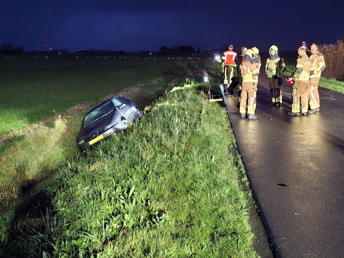 Auto te water bij Menaam; bestuurder spoorloos
