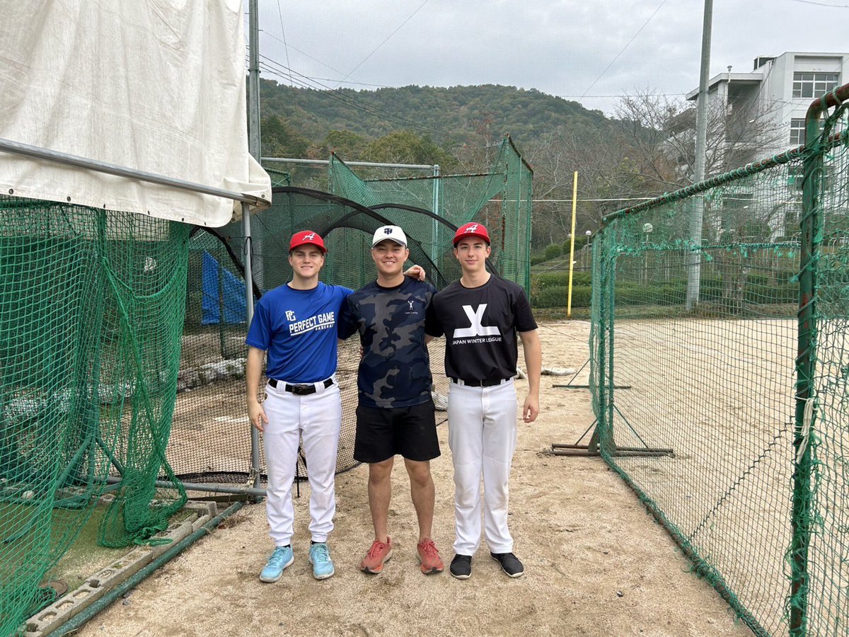 tkdZEB_of's tweet photo. オーストリア🇦🇹代表の19歳の2人が練習に来ました。

彼らもアメリカ🇺🇸の大学を目指す様です。本校の生徒も数名アメリカの大学に進学希望なので話が盛り上がっていました。

彼らは来週から始まるJapan winter Leagueに参加する様です。 https://t.co/74xdKQ6EIX