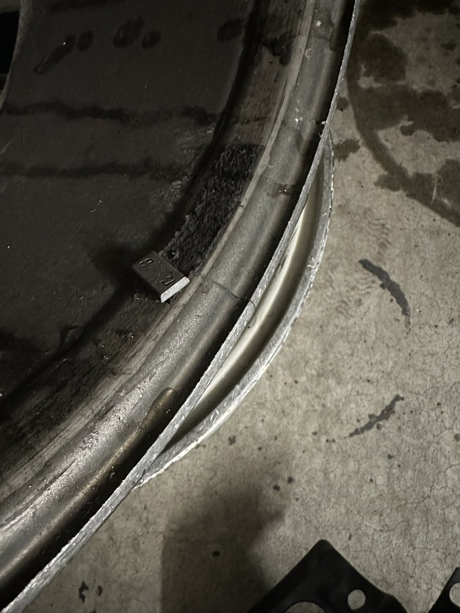 k_na15's tweet photo. これも売ります

r32純正ホイール　缶スプレー塗装
1本クラックあり　4本で15000円

八王子からです https://t.co/Qt9qLge84a