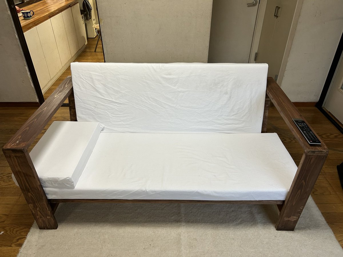 imatetsu49's tweet photo. ようやく完成

座る高さも程よく上手く出来ました◎

#DIY
#ソファー https://t.co/9IMw3vZHzv