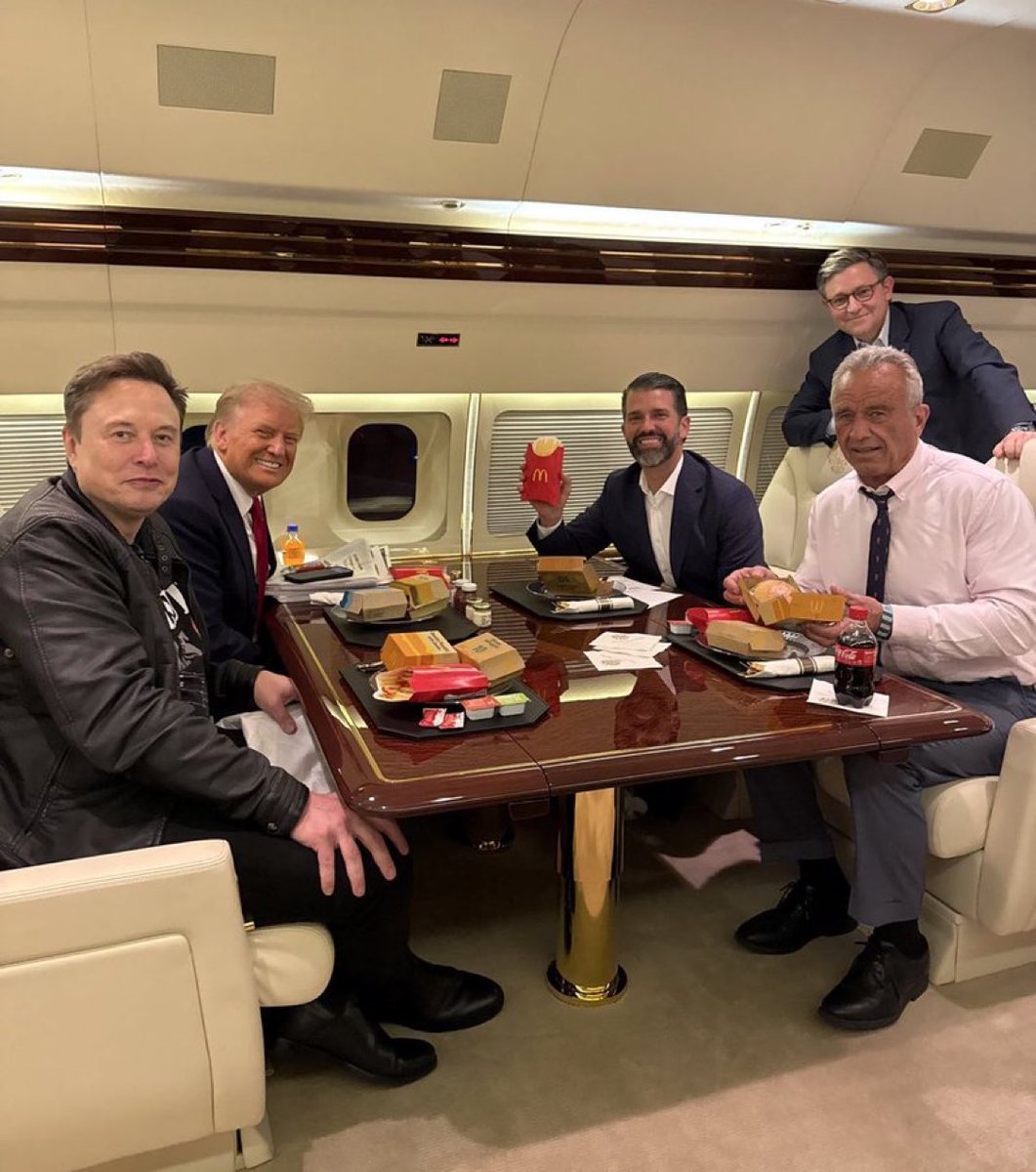 masami777777's tweet photo. イーロン・マスク、ドナルド・トランプ、RFKジュニアが飛行機の中でマクドナルドを食してます👀🤔 https://t.co/rZbqvUR9xq