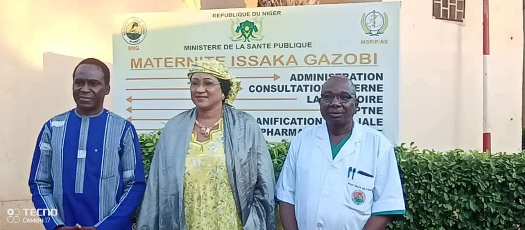 Nous avons eu l'honneur de visiter la maternité Issaka Gazobi en compagnie du représentant de l'UNFPA. Cette visite s'inscrit dans le cadre de la mobilisation sociale pour la "déclaration de Niamey" à l'occasion  du DIALOGUE NATIONAL SUR LE DÉCÈS MATÉRNEL ET PÉRINATAL.
