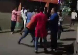 yespunjab's tweet photo. Tension in Bengal’s Beldanga over clashes between two groups
https://t.co/1QkH3DUyw1
#BeldangaClashes #MurshidabadTension #WestBengal #TrainServiceDisruption #BeldangaIncident #MurshidabadPolice #LocalClashes #ReligiousTension https://t.co/pf7IuvERvU
