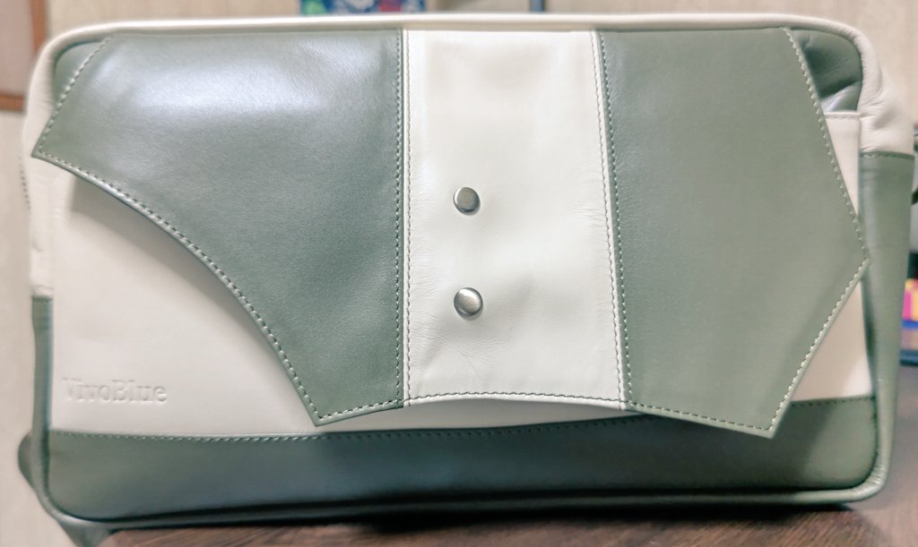 kuyanr's tweet photo. ⑤VivoBlue(@chaoticbluebag)さんの革カバン！
以前、帆布鞄を購入したことがあって、今回もデザインかわいいし、大きさも重さもベストすぎて買った！
一回考えるために離れたけど、やっぱり可愛いし、理想の形だったから結局買ったのよね笑
散々ブース先で悩んでてすみません笑 https://t.co/iRyDgQ5DpW