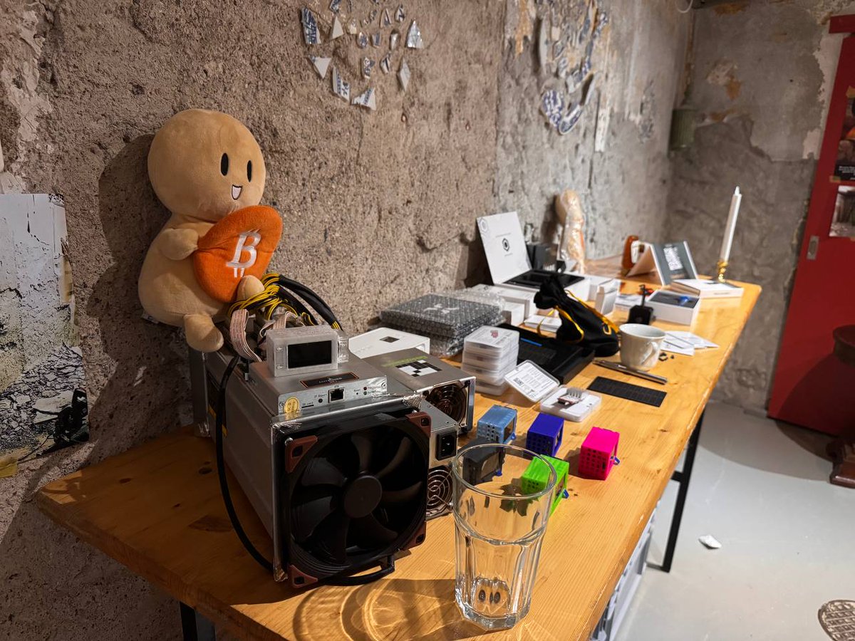 DezentralshopCH's tweet image. Das ist mal ein #Bitcoin Rabbithole!!! 🐇
Was für ein cooler Event gestern von @NW_BTCkonferenz in Stans! Im &quot;Bitcoinchäller&quot; #Bitcoineducation und Aussteller wie @Pleb_Style, @BitBoxSwiss, @PocketBitcoin!

#Studybitcoin