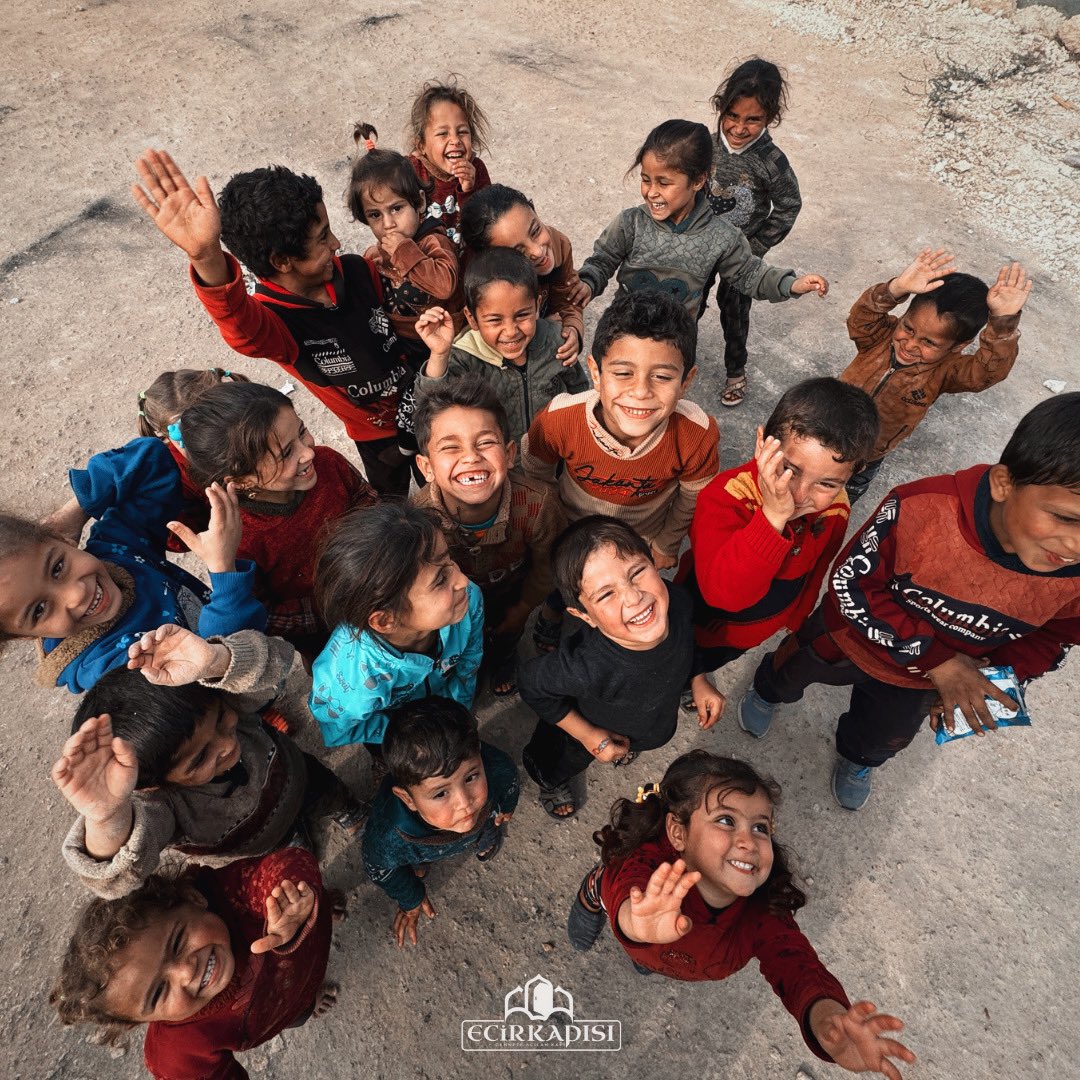 İçten bir gülümseme, kalpleri ısıtacak kadar güçlüdür. 🤍