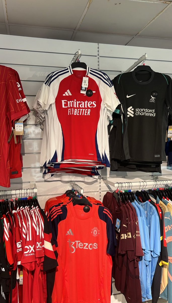 HotspurWayShow's tweet image. Had to use the kids @SpursOfficial shirts as the adult shirts were sold out at Sports Direct. We think it looks much better now, don't you? #COYS