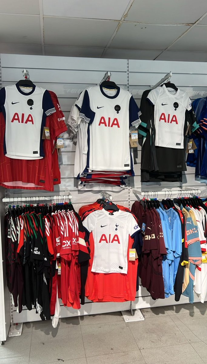 HotspurWayShow's tweet image. Had to use the kids @SpursOfficial shirts as the adult shirts were sold out at Sports Direct. We think it looks much better now, don't you? #COYS