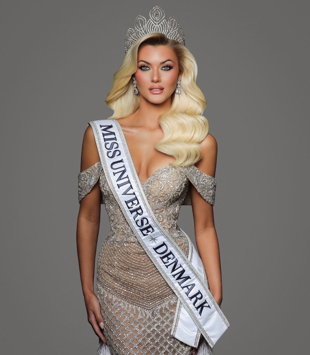 lalogutierrezs's tweet photo. Tras 7 años Europa reina en #MissUniverse; es la primera vez que #Dinamarca se alza con la corona: Luz del Infinito (realizada en oro, diamantes y las raras perlas doradas del Mar del Sur). ¡Felicidades #VictoriaKjaer (primera rubia natural desde 2004)! https://t.co/XQR37nvN6M