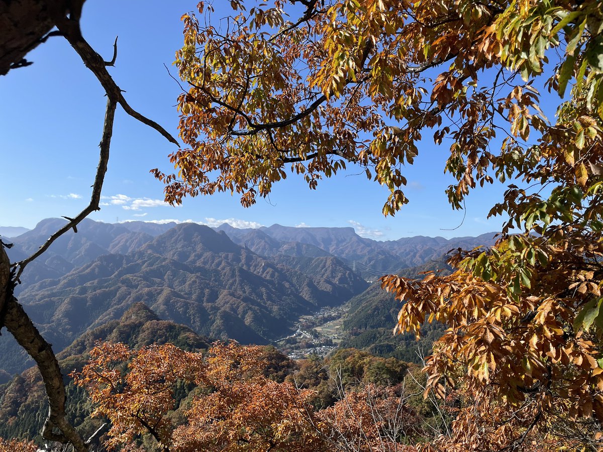 184Yoshiton's tweet photo. 2024/11/17
群馬百名山・御堂山
じい岩とばあ岩
紅葉🍁奇岩のコラボが面白い🤣
荒船山や妙義山も見れます😀 https://t.co/VNV2uCElwg
