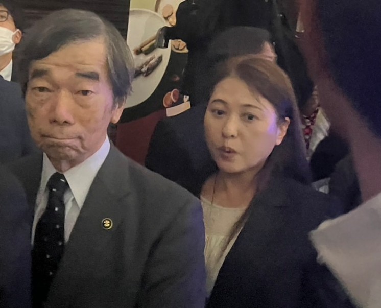 itami_hanada's tweet photo. さいとう元彦事務所前、伊丹市長と宝塚市長もいました。 https://t.co/tJ71AqyBLc