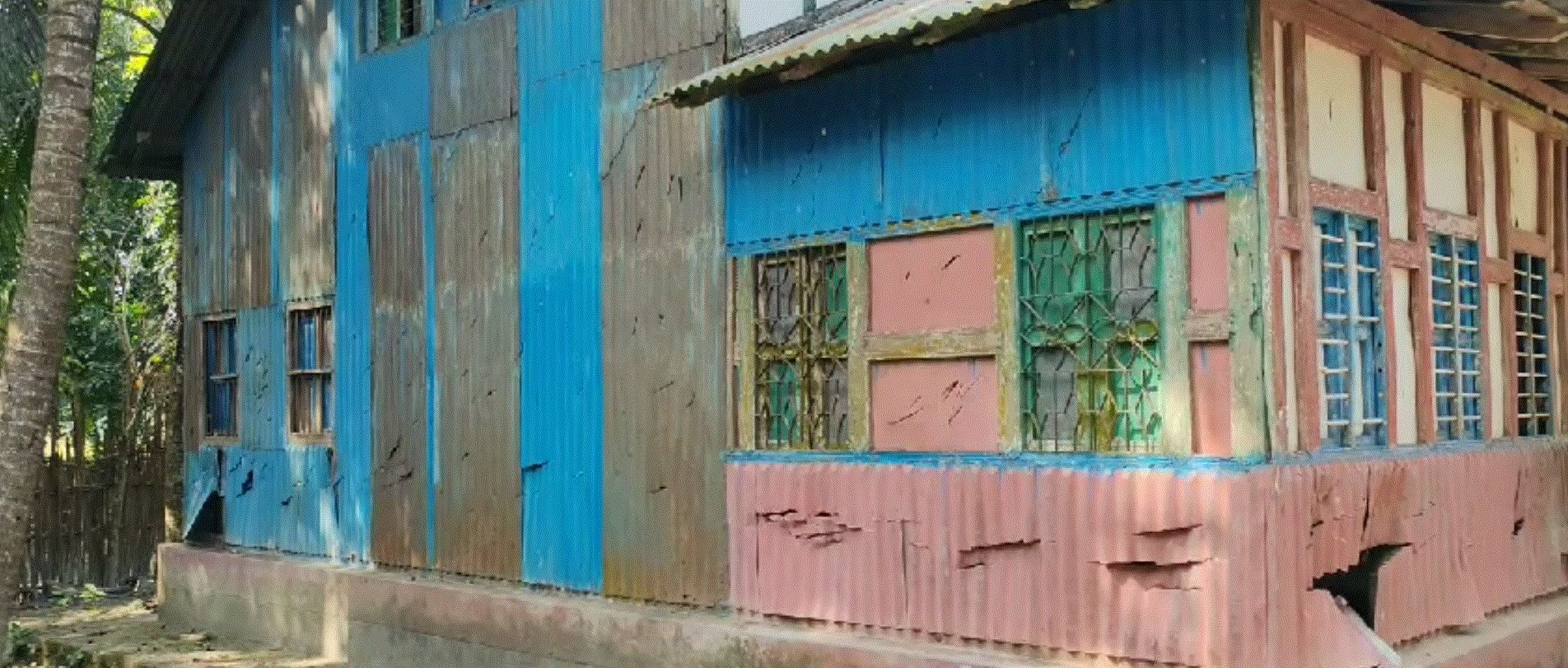 মাদারীপুরে তুচ্ছ ঘটনা কেন্দ্র করে ৪টি বসতঘর ভাংচুর লুটপাট