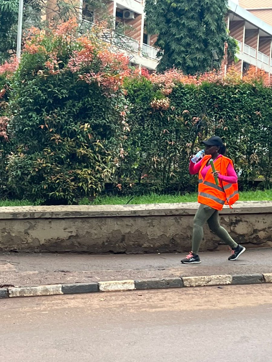 Participants pause along the 60km #RemembranceRelay to refresh or pass the baton, honoring lives lost or affected by road crashes. Organized by #JoeWalker, the walk spans Kampala, ending at the Sheraton Hotel. Together, we advocate for safer roads.

 #SafeRoadsSaveLives