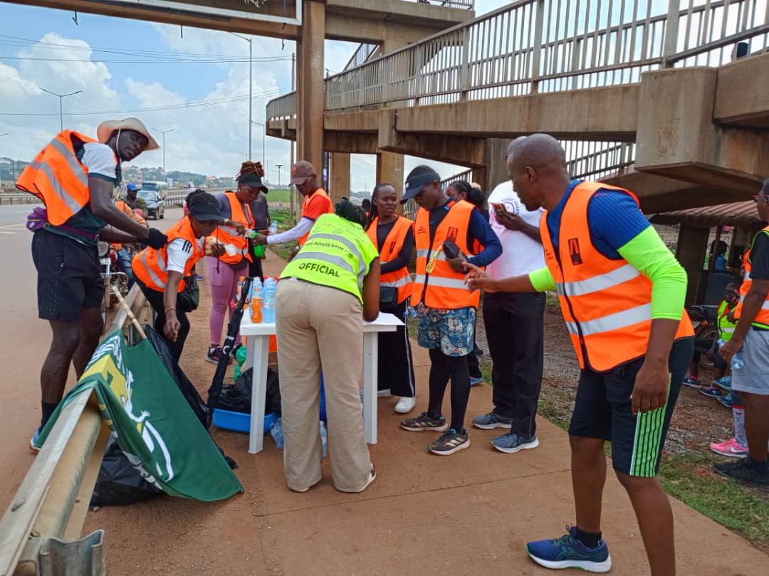 sparktvuganda's tweet photo. Participants pause along the 60km #RemembranceRelay to refresh or pass the baton, honoring lives lost or affected by road crashes. Organized by #JoeWalker, the walk spans Kampala, ending at the Sheraton Hotel. Together, we advocate for safer roads.
#SafeRoadsSaveLives https://t.co/ol2w4IVcOP