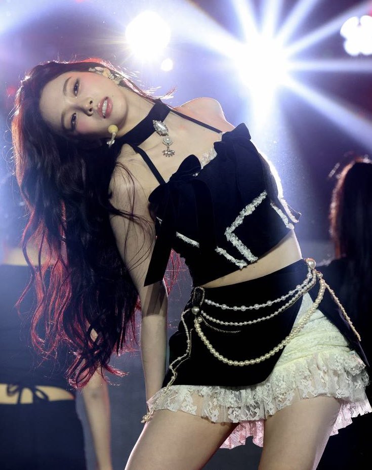 THIS PHOTO OF KARINA????