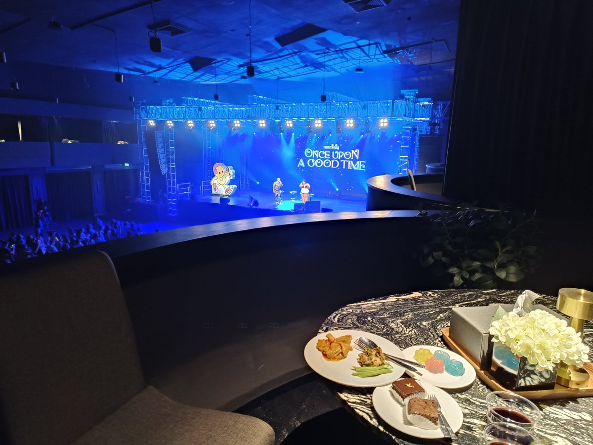 PpaNniFfo's tweet photo. คราวหน้าเวลาเมนชวนมางานจะคิดก่อนเยอะ ๆ เพราะมาถึงงานก็คือมีคนมารับขึ้นมาที่เลาจน์ มีอาหาร มีไวน์ นั่งดูงานที่ Balcony คือเหวอมากสภาพ เพราะข้างบนมีแต่ดารา (แล้วฉันเป็นใคร 🥲)
.
แต่จะบอกว่าพี่กวาง กมลชนก น่ารักกับพี่น้ำมนต์มากกกก ใส่ใจดีเทลของพี่น้ำมนต์มากกว่าพี่น้ำมนต์เองอีก 🤣 https://t.co/xJsvfS9sOw