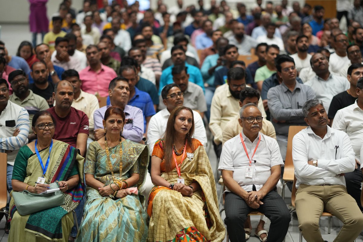 शिवसेना आणि महायुतीचे कल्याण ग्रामीण विधानसभा मतदारसंघाचे अधिकृत उमेदवार राजेश मोरे यांच्या प्रचारार्थ आज पलावा वासीयांशी संवाद साधला. यावेळी राज्याचे मंत्री मा.ना.श्री.मंगलप्रभात लोढा यांची प्रमुख उपस्थिती लाभली. 

यावेळी सर्व नागरिकांशी संवाद साधून आपल्या महायुती सरकारच्या