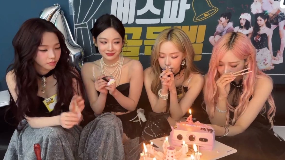 roxknnroll's tweet photo. 언니들 다 소원빌고 있는데

막내 : https://t.co/86S4Myte2u
