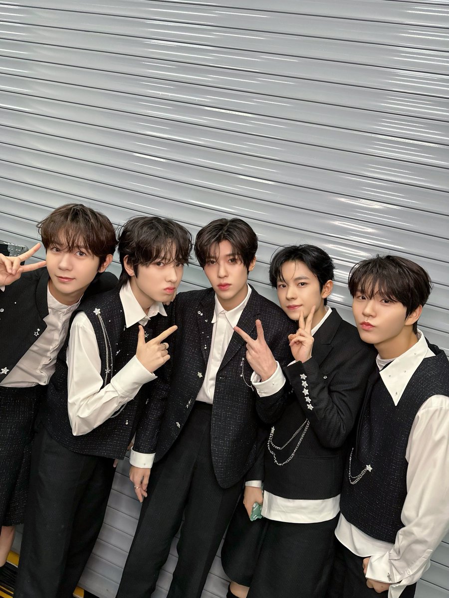 시즈니이이!!!!
오늘 저희가 KGMA에서 IS 라이징 스타상을 받게됐는데요!! 다 시즈니분들 덕분입니다 감사해요💕 데뷔하고 딱 한번 받을 수 있는 상이라서 더 뜻깊고 기쁜 마음이 컸는데요. 그만큼 시즈니분들에게 고마운 마음이 더 커진 것 같아요! 저희 올해도 많은 활동으로 좋은 추억 만들었으니까