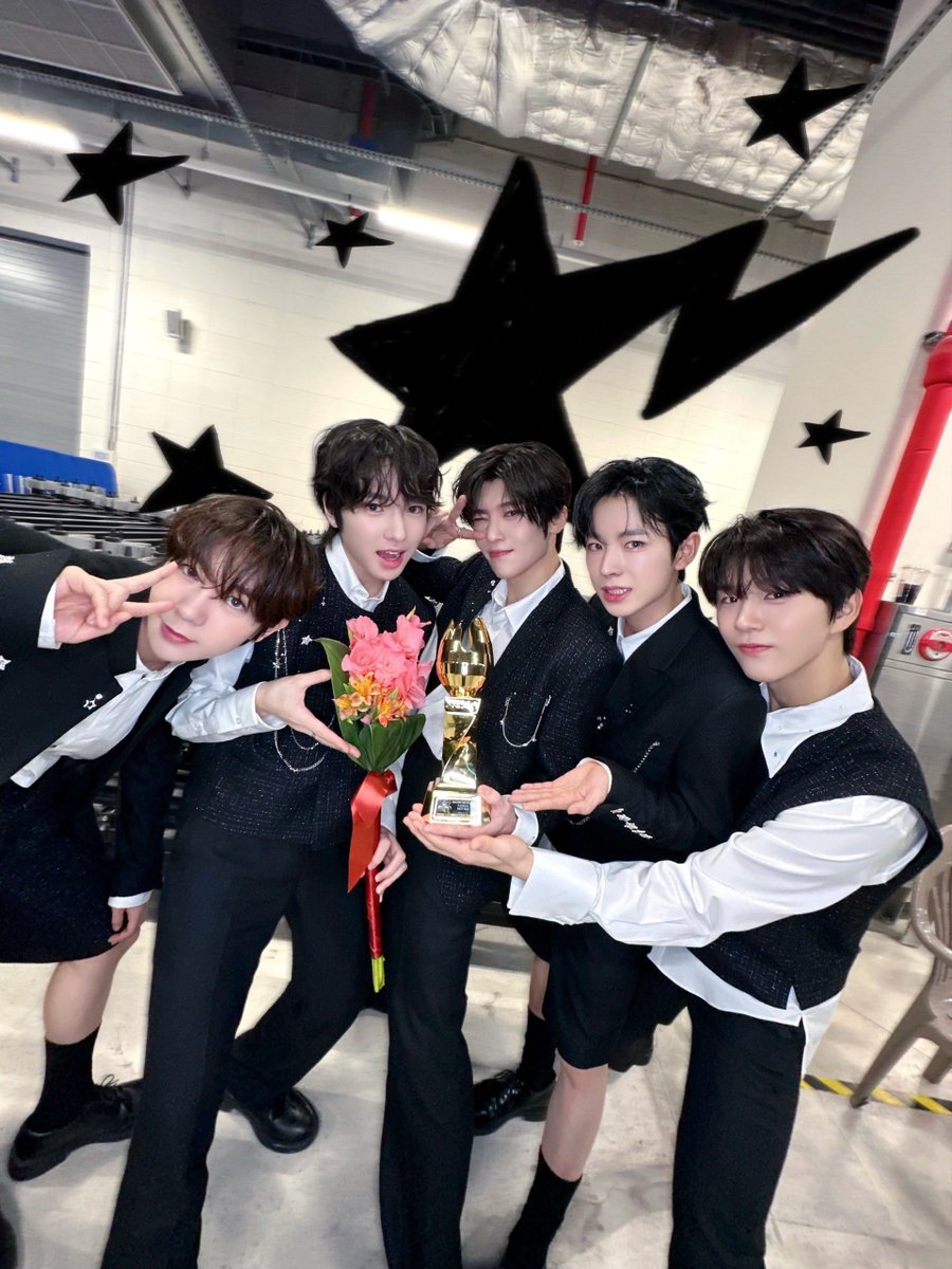 nctwishofficial's tweet photo. 시즈니이이!!!!
오늘 저희가 KGMA에서 IS 라이징 스타상을 받게됐는데요!! 다 시즈니분들 덕분입니다 감사해요💕 데뷔하고 딱 한번 받을 수 있는 상이라서 더 뜻깊고 기쁜 마음이 컸는데요. 그만큼 시즈니분들에게 고마운 마음이 더 커진 것 같아요! 저희 올해도 많은 활동으로 좋은 추억 만들었으니까 내년 내후년도 멤버 전원으로 건강하게 재밌게 더 좋은 추억들 만들어봐요!! 기대 많이 해주세요💚
감사합니다💚💚💚

#SION #시온 #シオン #NCTWISH 
#KGMA #KoreaGrandMusicAwards 
#IS라이징스타상