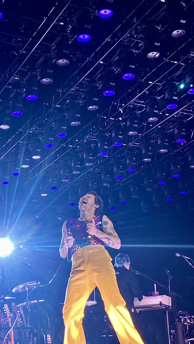 canyonmoonbea's tweet photo. like are you kidding i miss this lil man dancing on stage so much and the vibes of love on tour. life was so simple https://t.co/z6wz8n2EWW