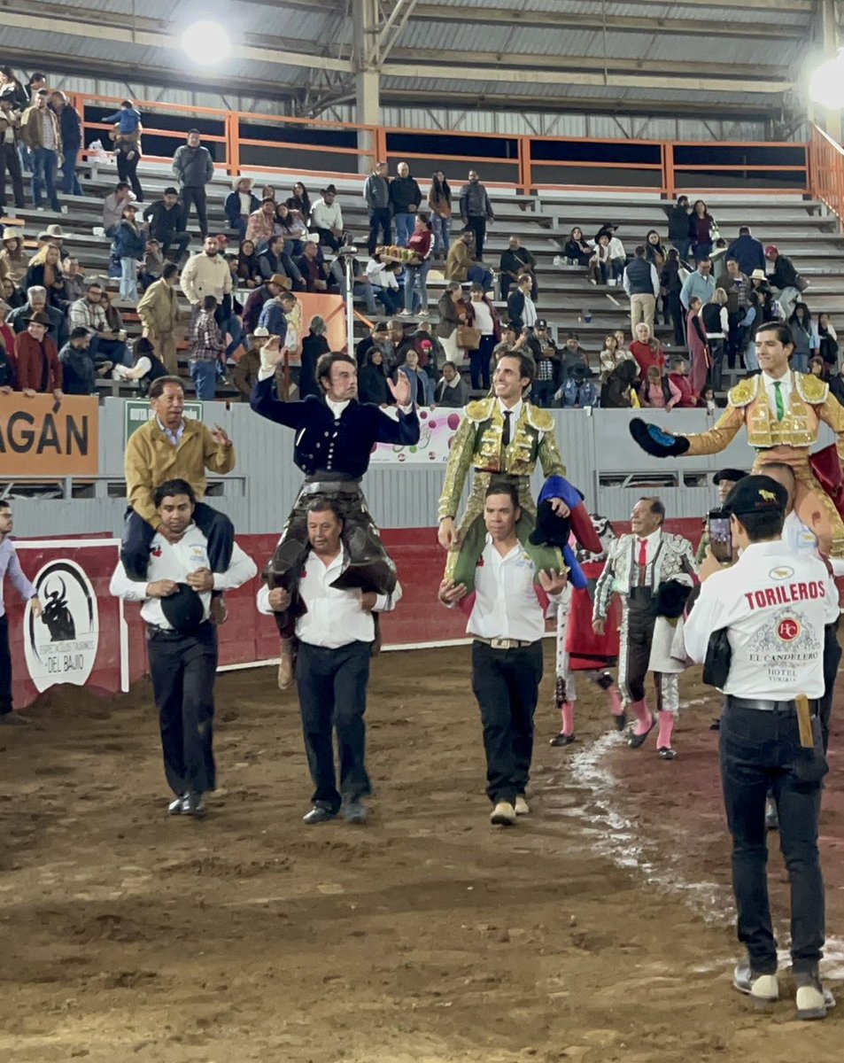 Ayer en Moroleon, Guanajuato, compartieron el triunfo el rejoneador <a href="/Andy_Cartagena/">Andy Cartagena</a> que cortó 2 orejas, <a href="/josemauricio1/">José Mauricio 🇲🇽</a> que cortó sendas orejas y <a href="/LuisDavidAdame/">Luis David</a> que cortó 2 orejas y salieron a hombros junto con el ganadero de 🐂 <a href="/GLaMuralla/">Ganadería La Muralla</a> <a href="/MarianaFdezSi/">Mariana🤍</a>