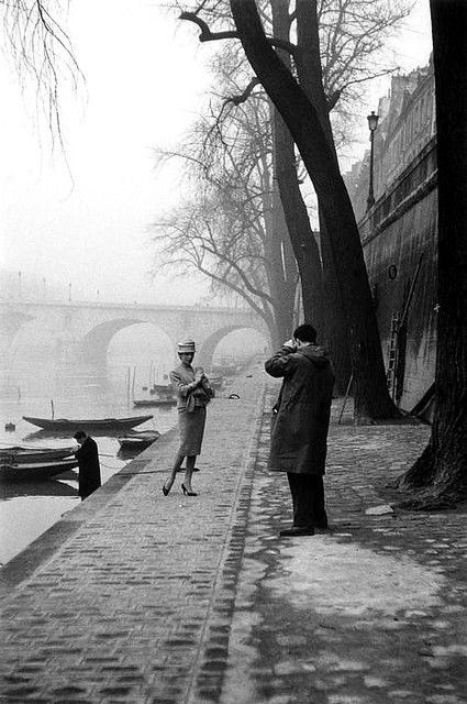 ParisAMDParis's tweet photo. 📷 Burt Glinn.
Fashion sur les berges de la Seine 
1958. Paris https://t.co/lfzRCW0W0Z