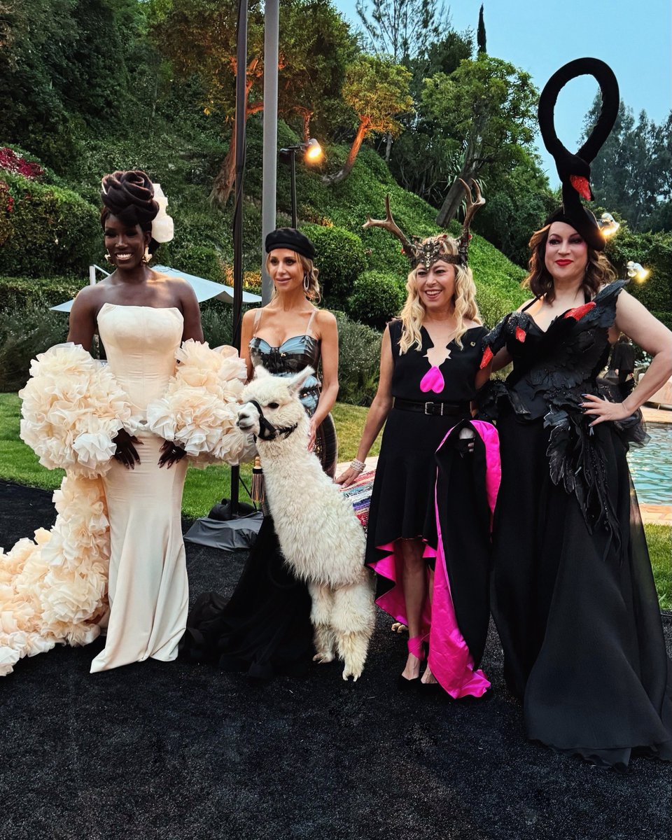 JenniferTilly's tweet photo. Four girls and a llama walk into a party… 🎉
Real Housewives of Beverly Hills begins in just three days!  #rhobh https://t.co/S3EDlBFVIy