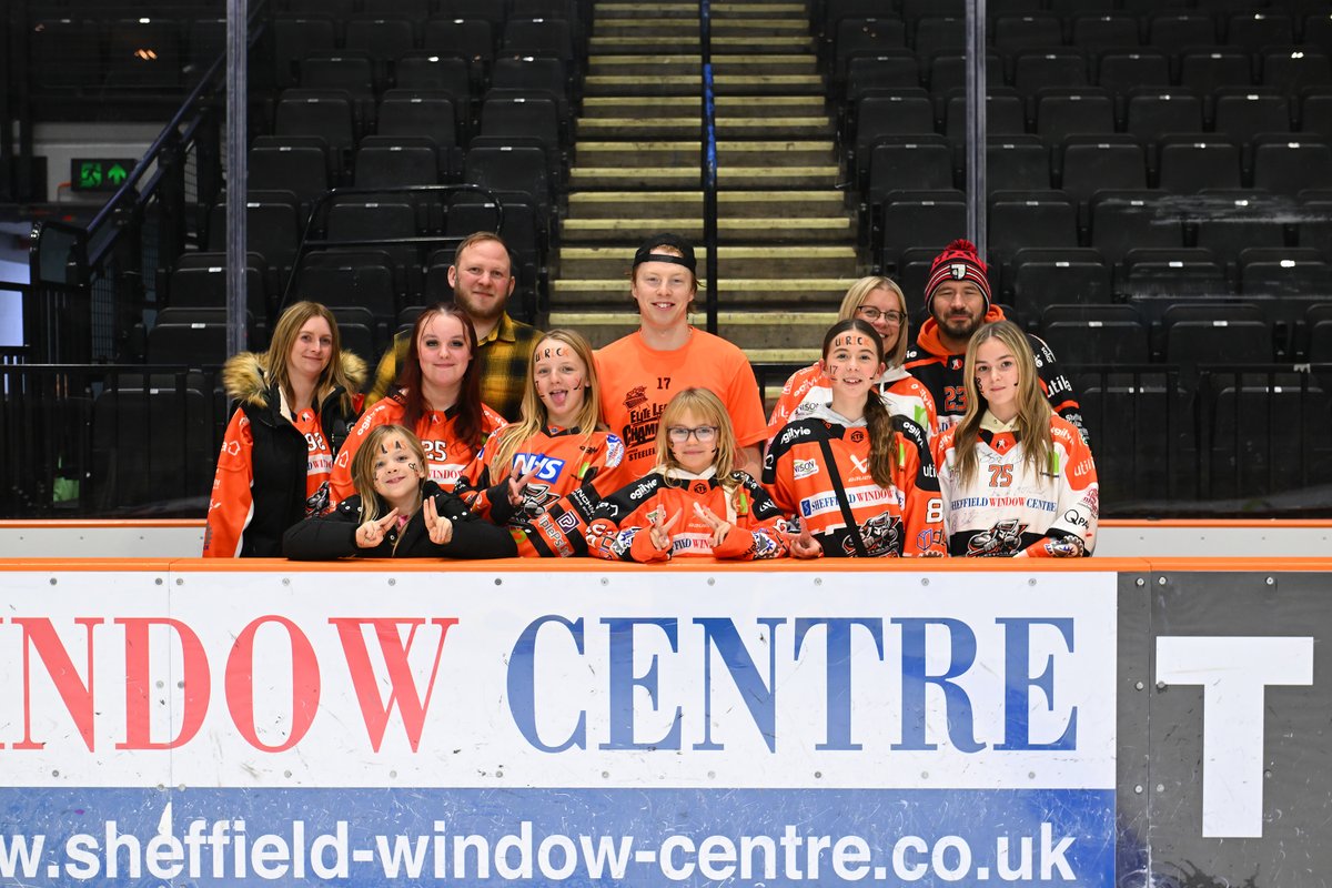 🍊🏒 Miley and Ava were our Face Paint winners last night, they met up with Finlay Ulrick after the game on the team bench for these photos 

#SteelersHockey