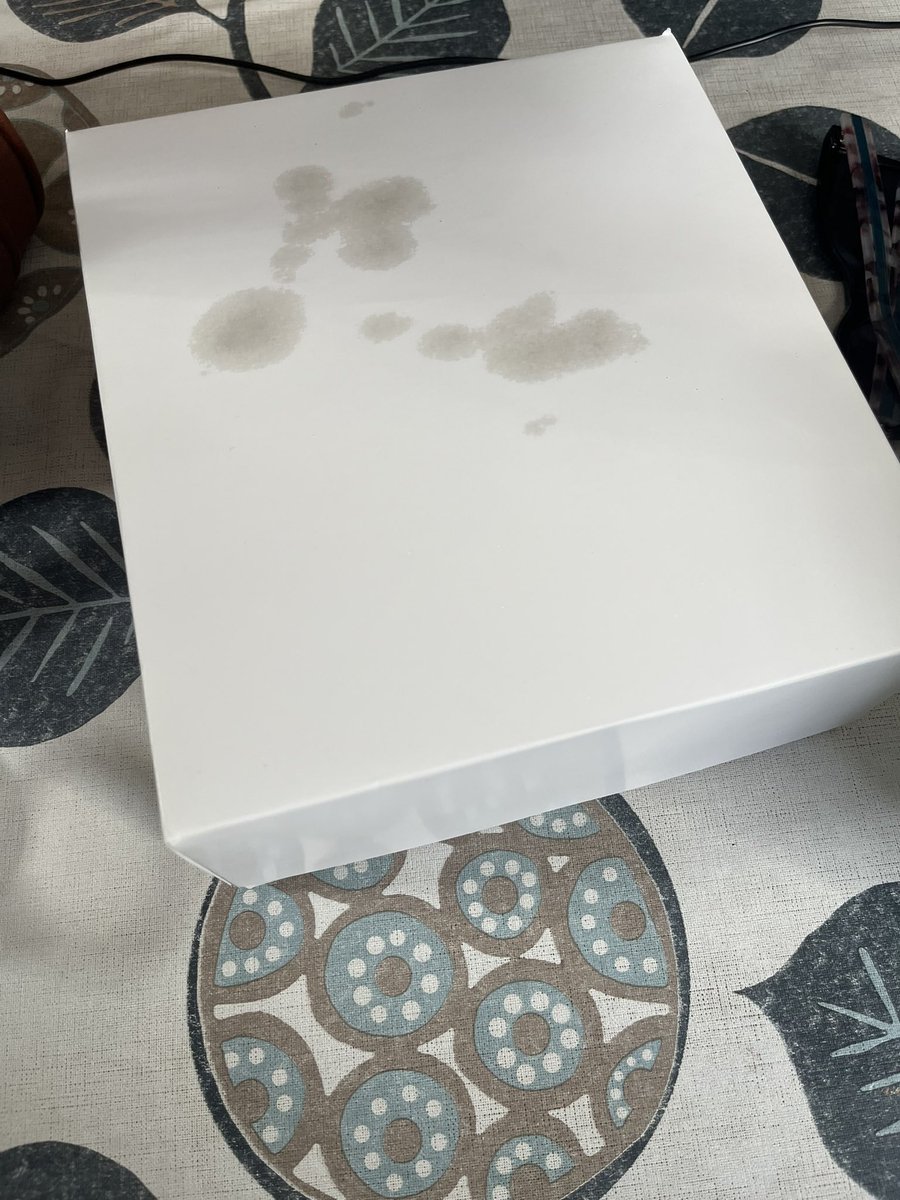 quando vês uma caixa branca com manchas de gordura em cima já sabes q o q vai tar lá dentro vai bater bue