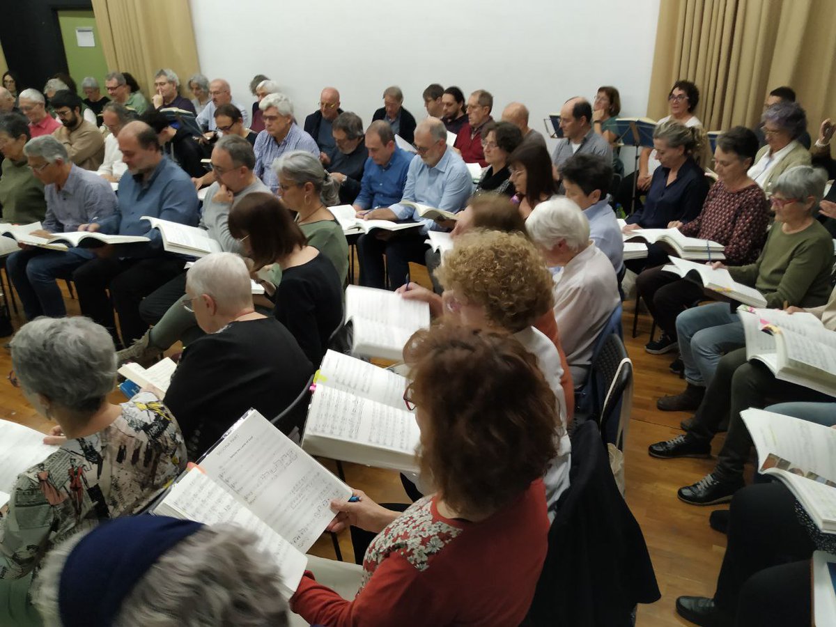 MessiesBcn's tweet photo. A #Lleida, primer cap de setmana d'#assaigs amb el director @XavierPuigOrtiz , juntament amb #BernatBonjorn, pianista acompanyant, i amb el #CordeCambra de l'@AuditoriEG
S'ha notat la bona feina feta en les sessions anteriors amb @polpastor i el treball de cadascú a casa. https://t.co/YwztUvnseD