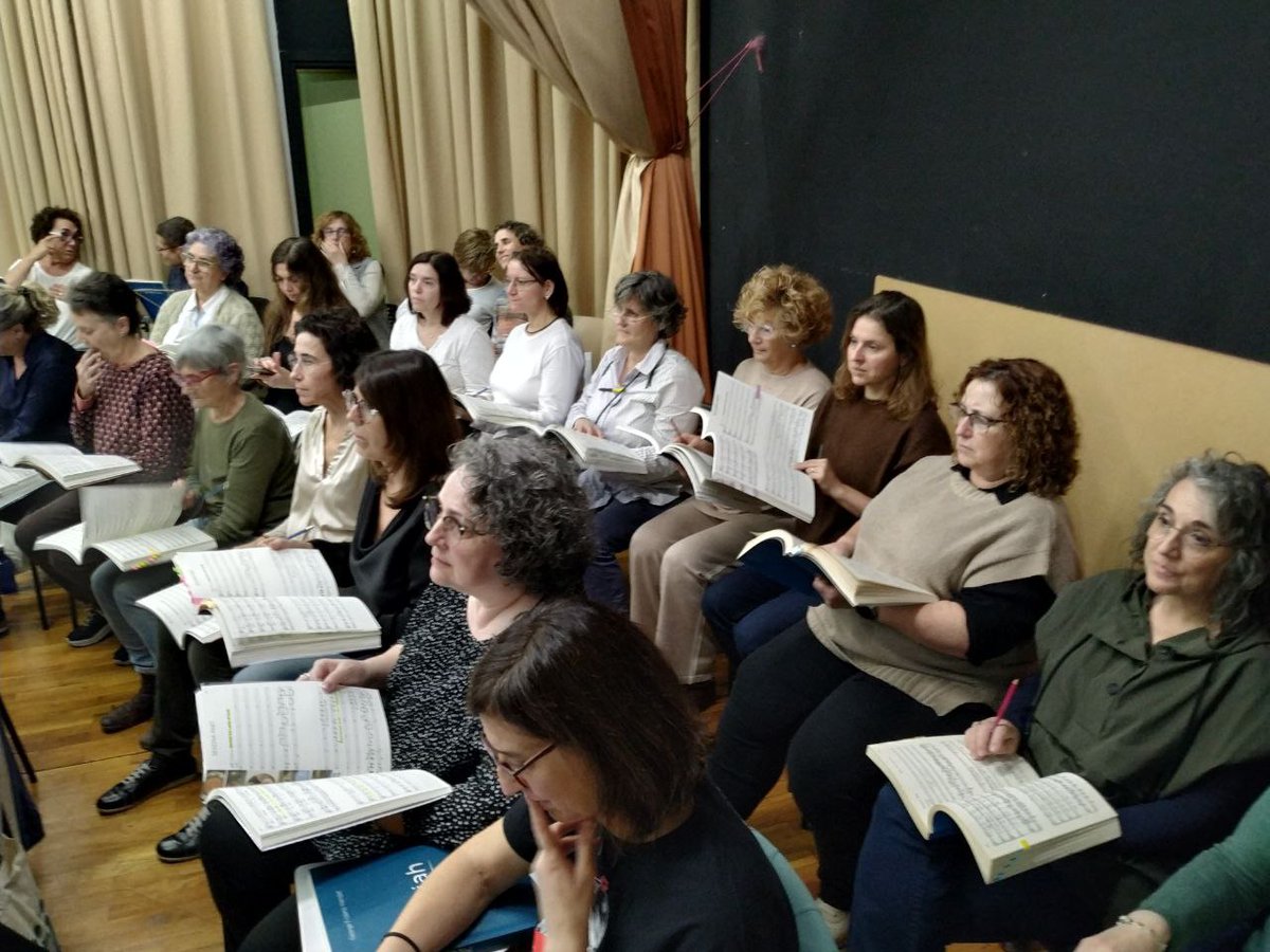 MessiesBcn's tweet photo. A #Lleida, primer cap de setmana d'#assaigs amb el director @XavierPuigOrtiz , juntament amb #BernatBonjorn, pianista acompanyant, i amb el #CordeCambra de l'@AuditoriEG
S'ha notat la bona feina feta en les sessions anteriors amb @polpastor i el treball de cadascú a casa. https://t.co/YwztUvnseD