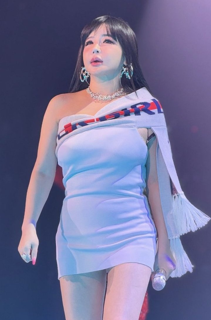 YG ENTERTAINMENT via Live Nation 

Park Bom received emergency aid on-site but, unfortunately, couldn't make it back on stage today. 

#2NE1 #ParkBom #박봄