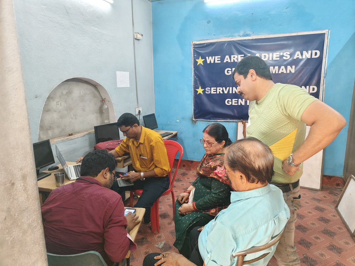 mmpikku's tweet photo. 70 वर्ष से अधिक उम्र के बुजुर्गों के लिए आज आयुष्मान कार्ड बनवाने हेतु शिविर का आयोजन किया। चलने में असमर्थ लोगों के घर पर ऋतुराज जी और अरविंद जी के सहयोग से उनका भी कार्ड बनवाया।
वैसे बुजुर्ग जो चलने में असमर्थ हैं उनका आयुष्मान कार्ड उनके घर पर हीं बनवाने का प्रयास कर रहा हूं। https://t.co/xn0X7dzZFC