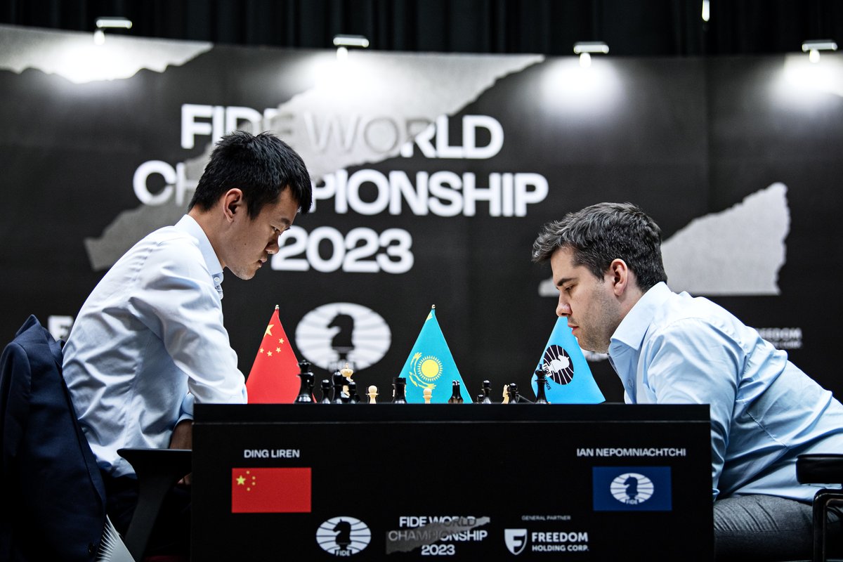 FIDE_chess's tweet image. 📸 Throwback to the nail-biting tiebreaks of the 2023 FIDE World Championship between Ian Nepomniachtchi and Ding Liren 🇨🇳! #NepoDing

The thrilling classical portion had ended 7-7 with six decisive games, bringing the title to a rapid playoff showdown: four rapid games (25’+10”)…