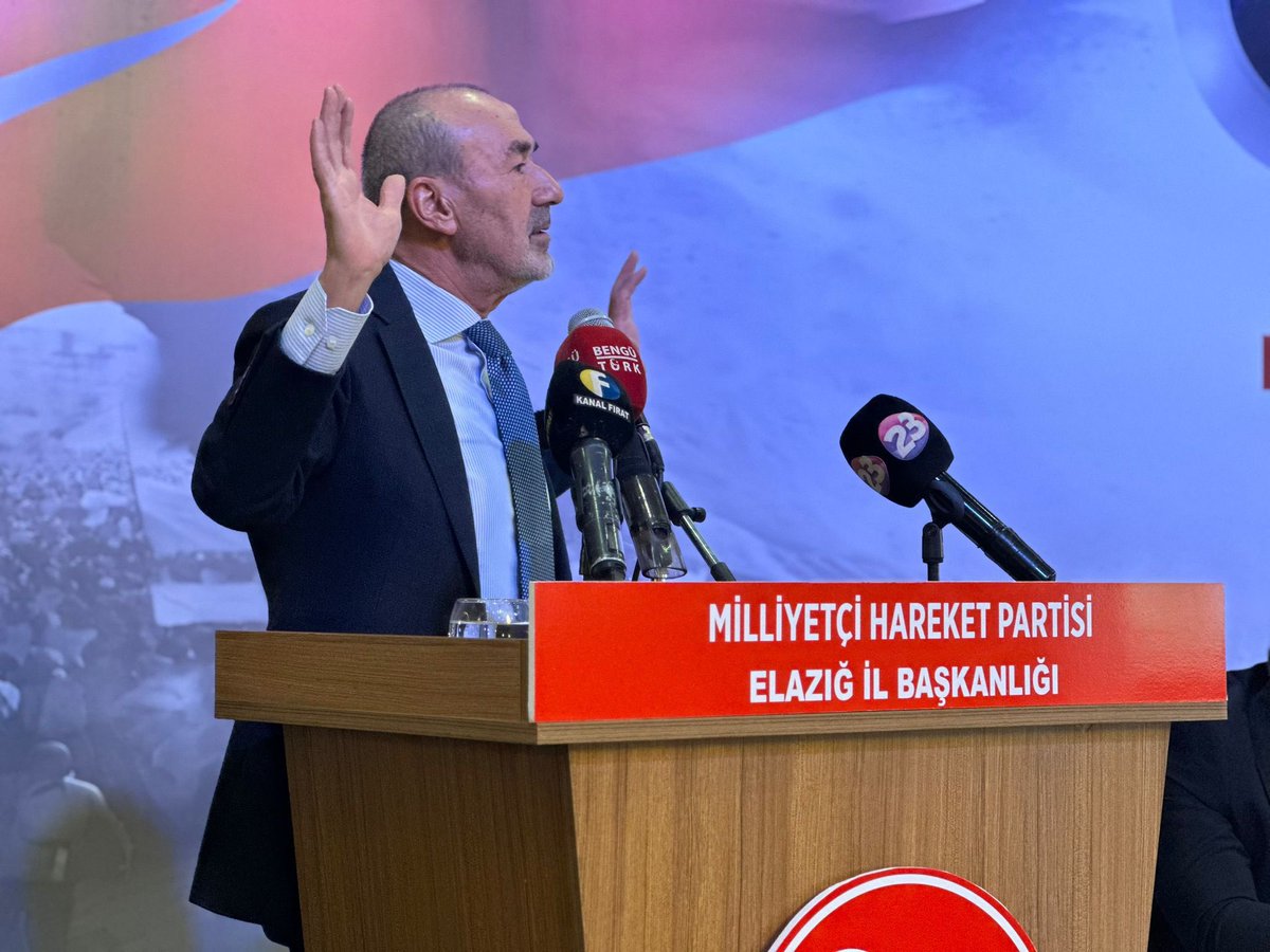 Yeniden ve gür sesle bir kez daha haykırıyoruz;
Devlet Bahçeli’nin aklı Türkiye’dir,
Kalbi Türkiye’dir,
Derdi Türkiye’dir,
Sevdası Türkiye’dir!
Kuru siyaset kaygısıyla, üç beş oy endişesiyle siyaset yapmaz, Türkiye’nin ve Türk Milleti’nin menfaatlerini, parti çıkarına, şahsi