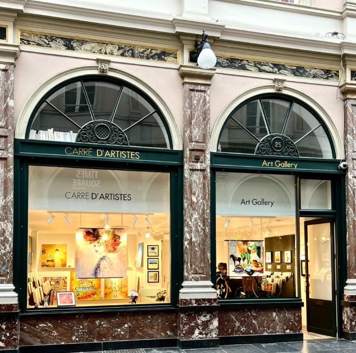 Exciting news from our partner Carré d’artistes! 🎉 They’ve opened a stunning new gallery in Brussels, right in the iconic Galeries Royales Saint-Hubert. 🌟 Rapidly expanding, they offer franchise opportunities in major European cities. Want to know more? Contact us !