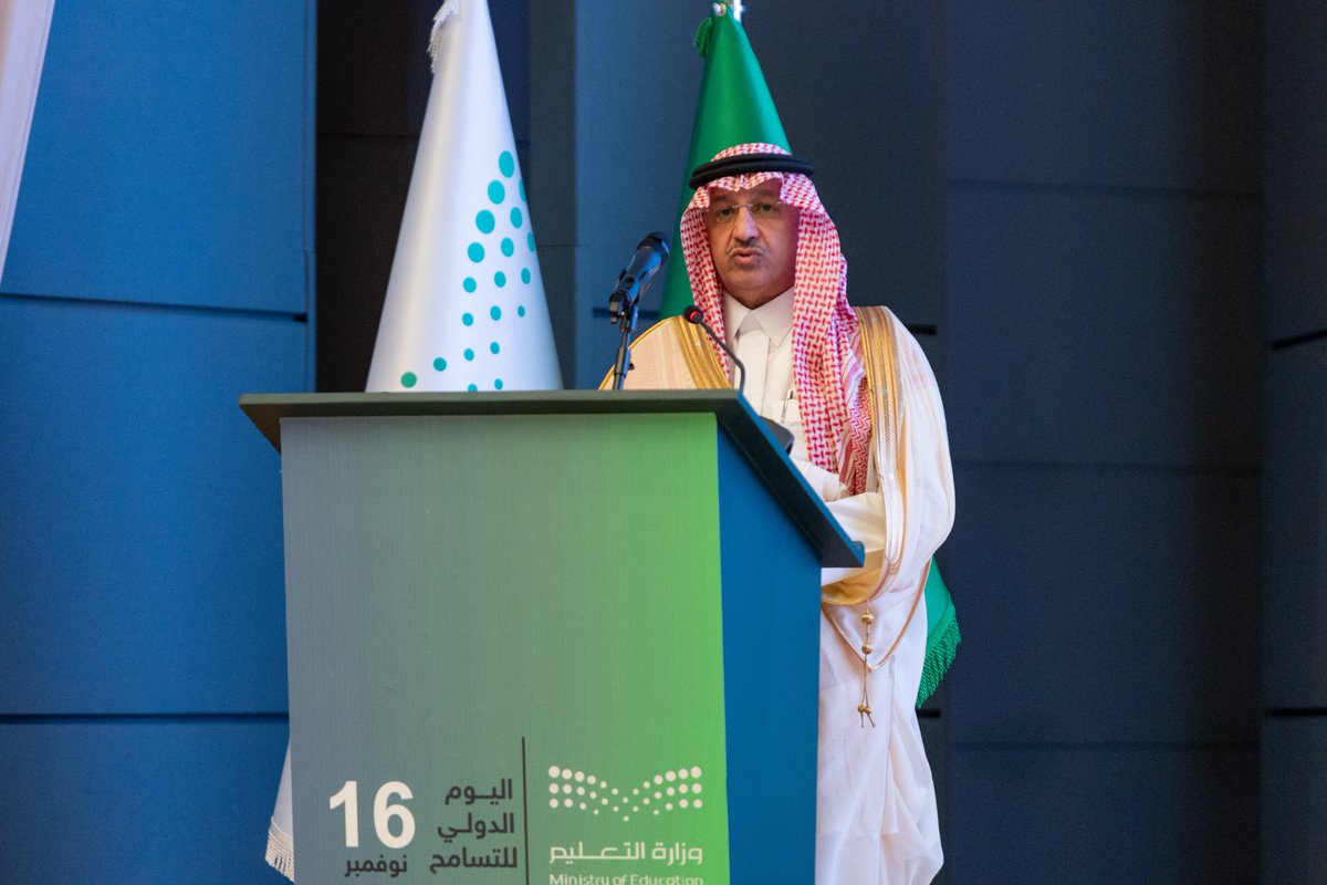 MhmdAlissa's tweet photo. سعِدتُ بدعوةِ صاحب المعالي، وزير التعليم بالمملكة العربية السعودية، أخي الأستاذ يوسف البنيّان @minister_moe_sa، للمشاركة في احتفال الوزارة باليوم العالمي للتسامح.
وسرَّني ما اشتملَتْ عليه كلمتُه الضافية من معالم مهمّة، وما اطّلعتُ عليه وحضور الحفل من نماذج فريدة للقفزات النوعية التي تضطلع بها الوزارة، ولا سيما في مسار تعزيز الهوية الوطنية براسخها القِيَميّ الإسلامي.
وتشرَّفتُ بإلقاء محاضرة الحفل التي كانت حول قيمة التسامح في الإسلام، ودور وثيقَتَي: "مكة المكرمة" و"بناء الجسور بين المذاهب الإسلامية" في تعزيز هذه القِيمة على هَدْي سماحة الإسلام.
#اليوم_الدولي_للتسامح