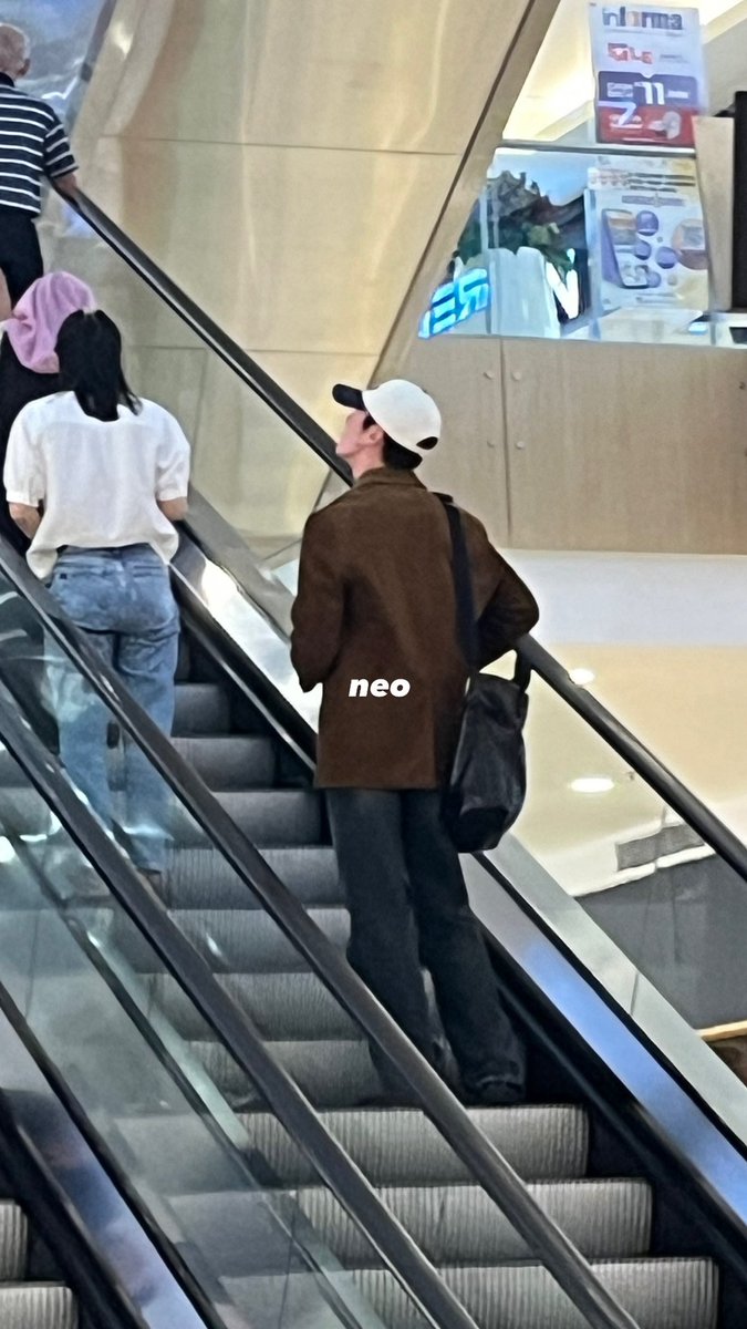 dotaecultured's tweet photo. I saw sf9 member in gancit correct me if im wrong isn't this youngbin?? He wasn't wearing a mask earlier so handsome! Safe flight back to seoul!! https://t.co/74SkKBQvbS
