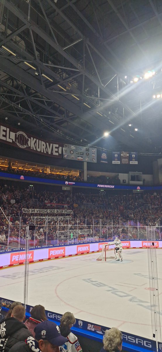 Tvedtify's tweet photo. Prøver litt Pøkk i Berlin pga. Bundesligapause. Eisbären Berlin (aka Dynamo) vs Löwen Frankfurt.  Fansen lite imponert over midtukekamper. 🐻‍❄️🦁 https://t.co/AYteT8jU0a